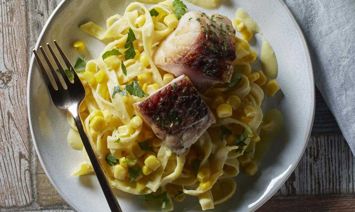 Pasta con Salsa de Elote Dorados y Lomitos de Pescado